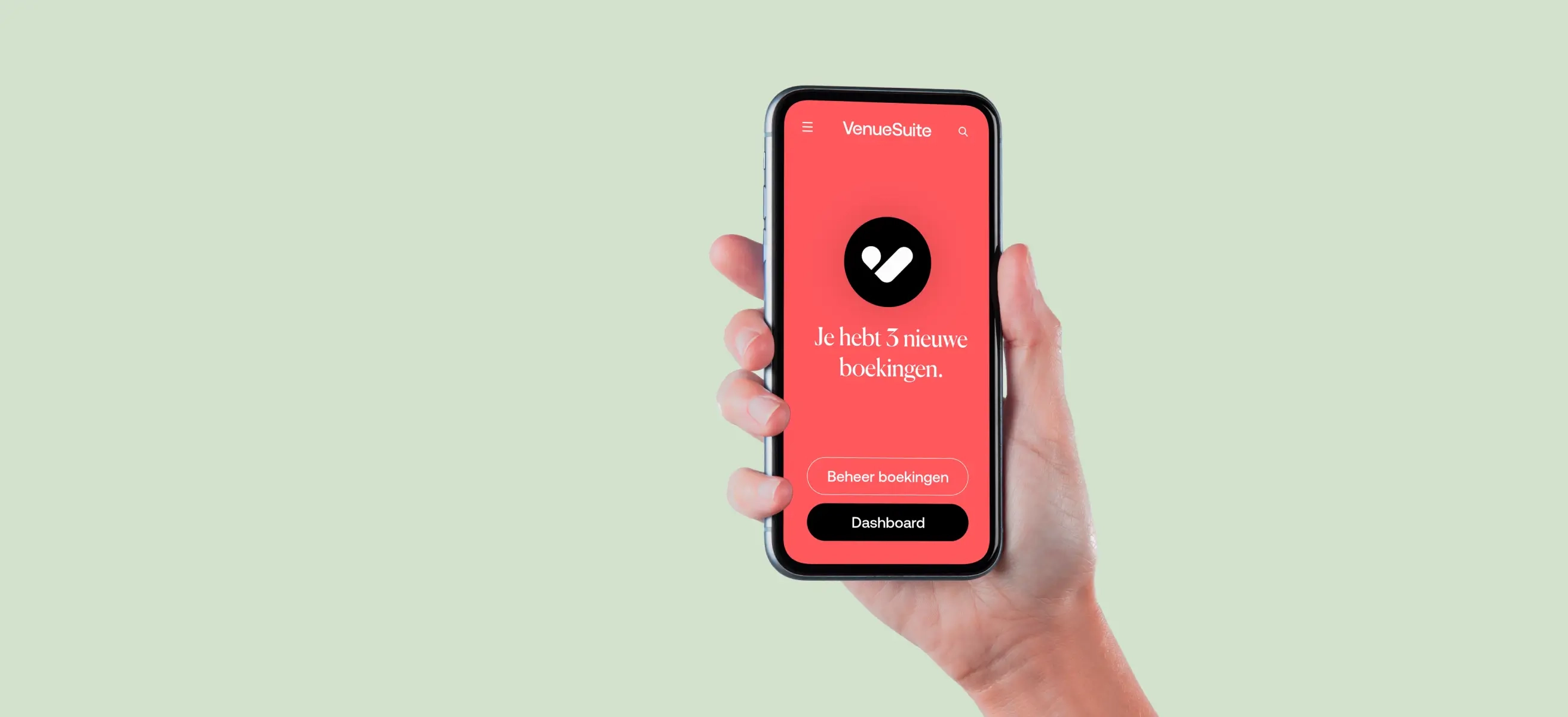 Afbeelding van een hand die een smartphone vasthoudt waar de VenueSuite To Go app op staat afgebeeld