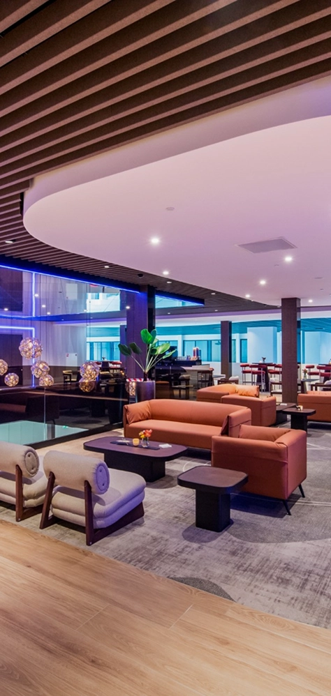 interieur van een zakelijke ontvangstruimte met luxe banken en stoelen.